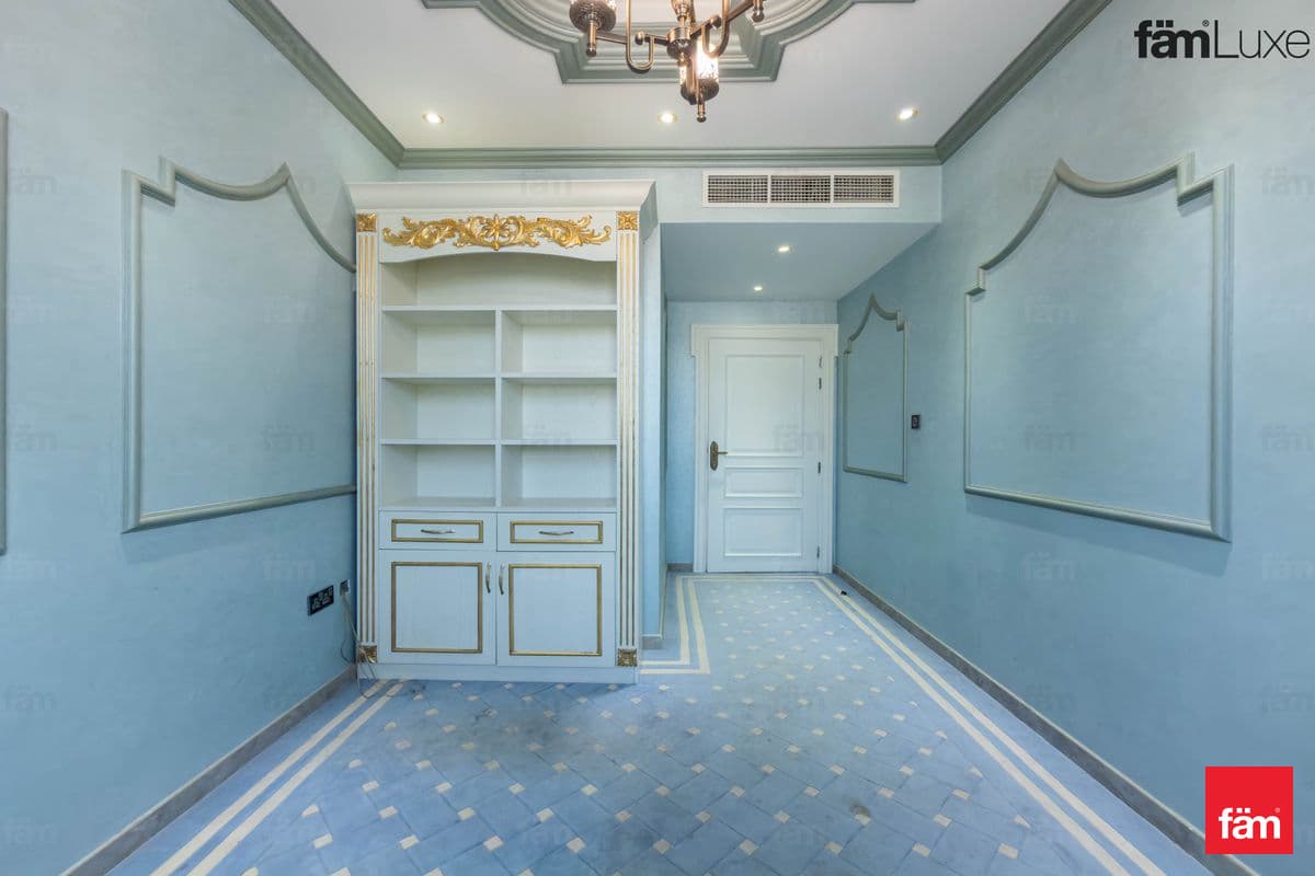 6 bedroom villa in Al Barsha 3 Villas, photograph 15 of 20