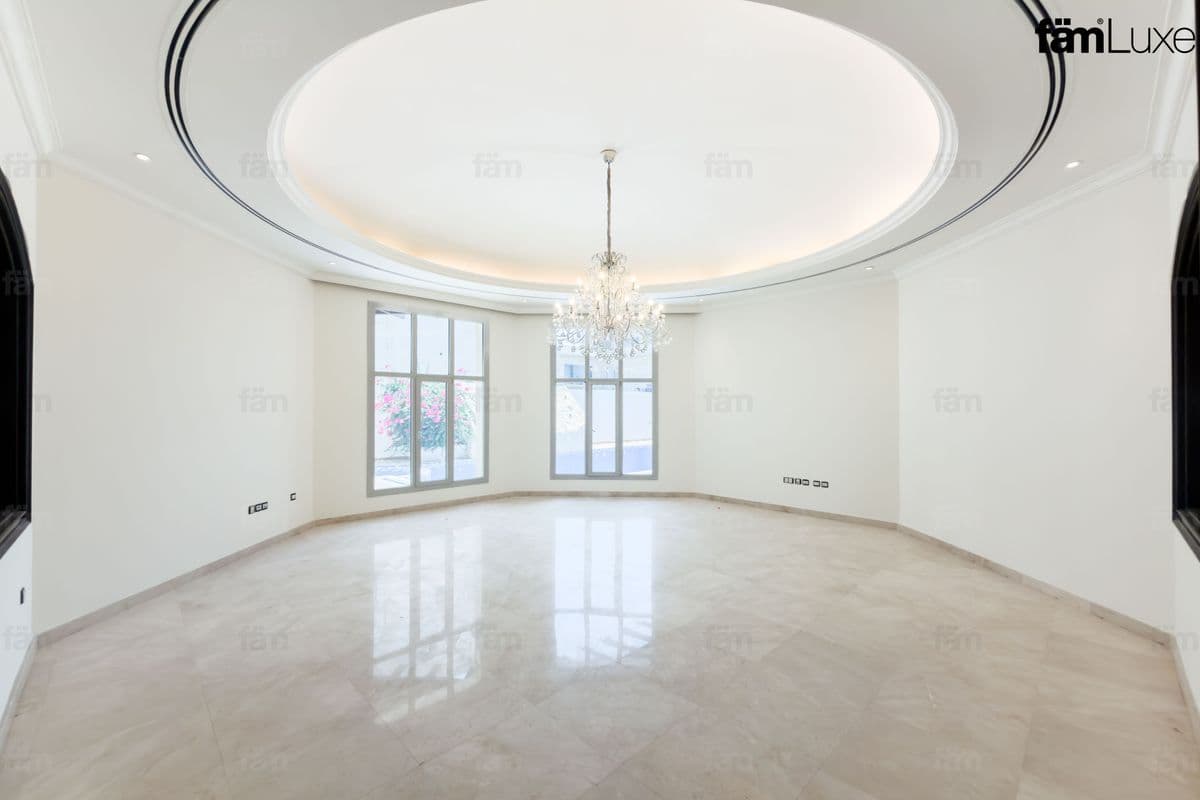 5 bedroom villa in Al Barsha South 1, photograph 3 of 20