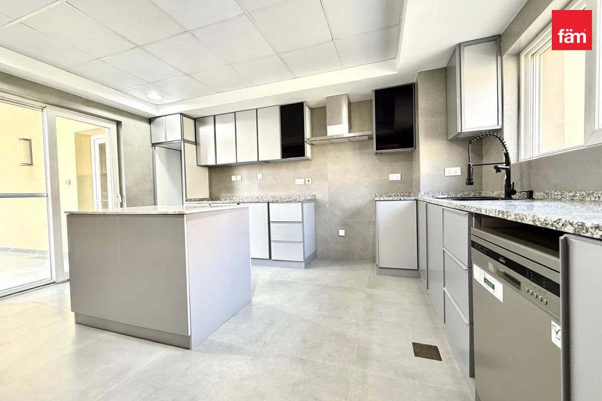 5 bedroom villa in Al Barsha South 1, photograph 3 of 20