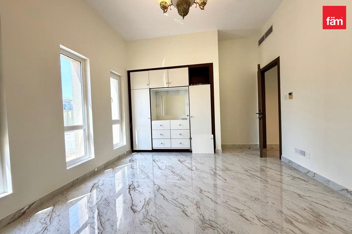 5 bedroom villa in Al Barsha South 1, photograph 11 of 20