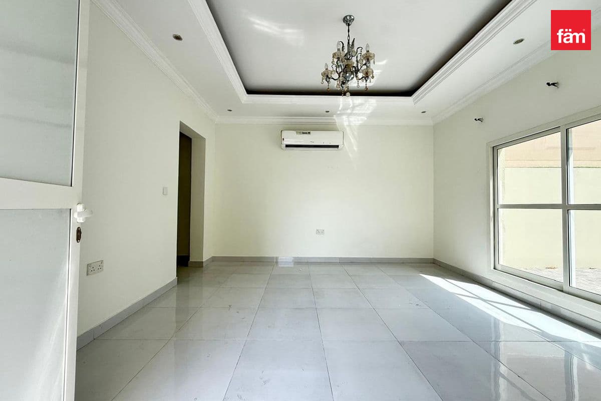 5 bedroom villa in Al Barsha South 1, photograph 7 of 20