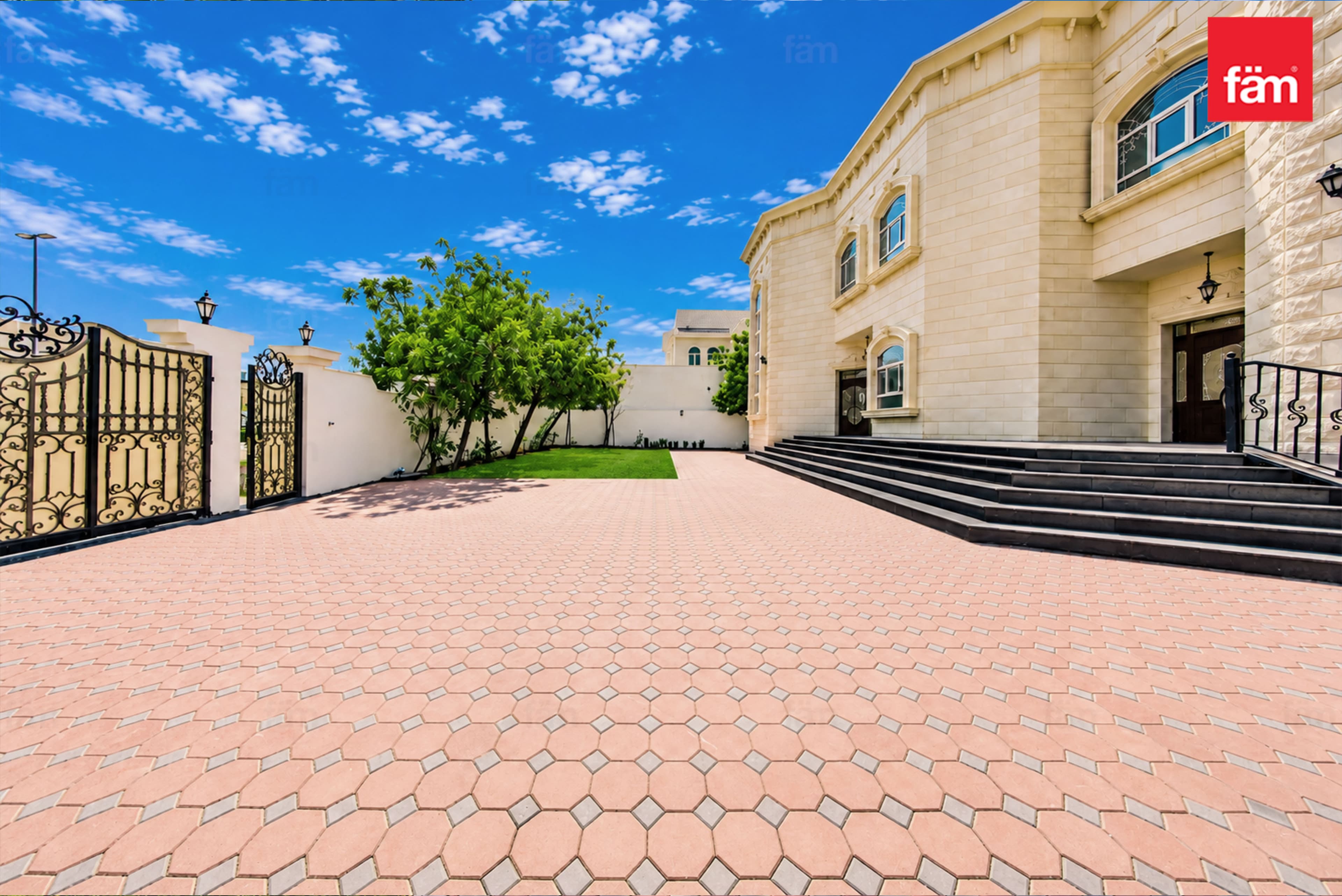 5 bedroom villa in Al Barsha South 1, photograph 2 of 20
