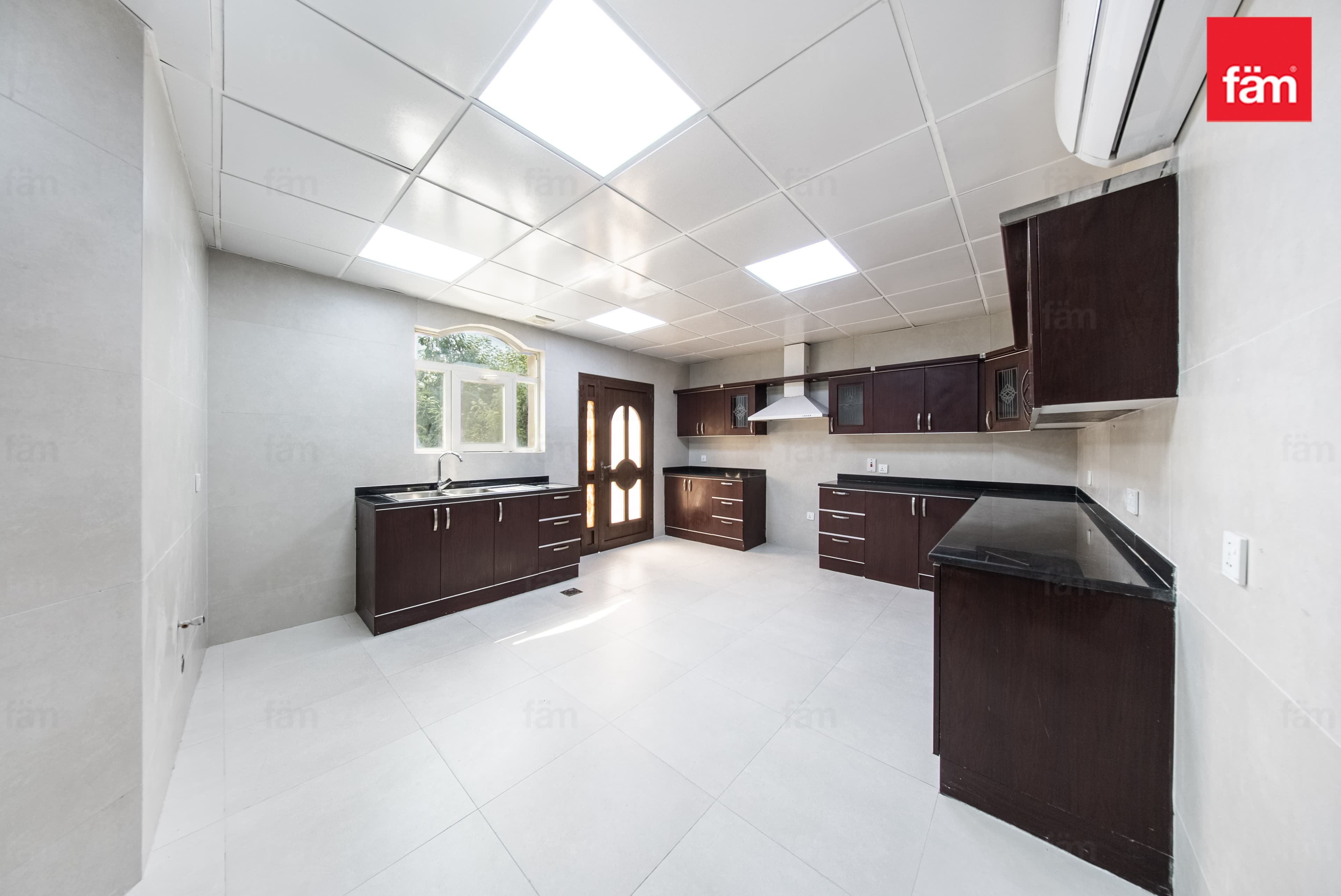 5 bedroom villa in Al Barsha South 1, photograph 13 of 20