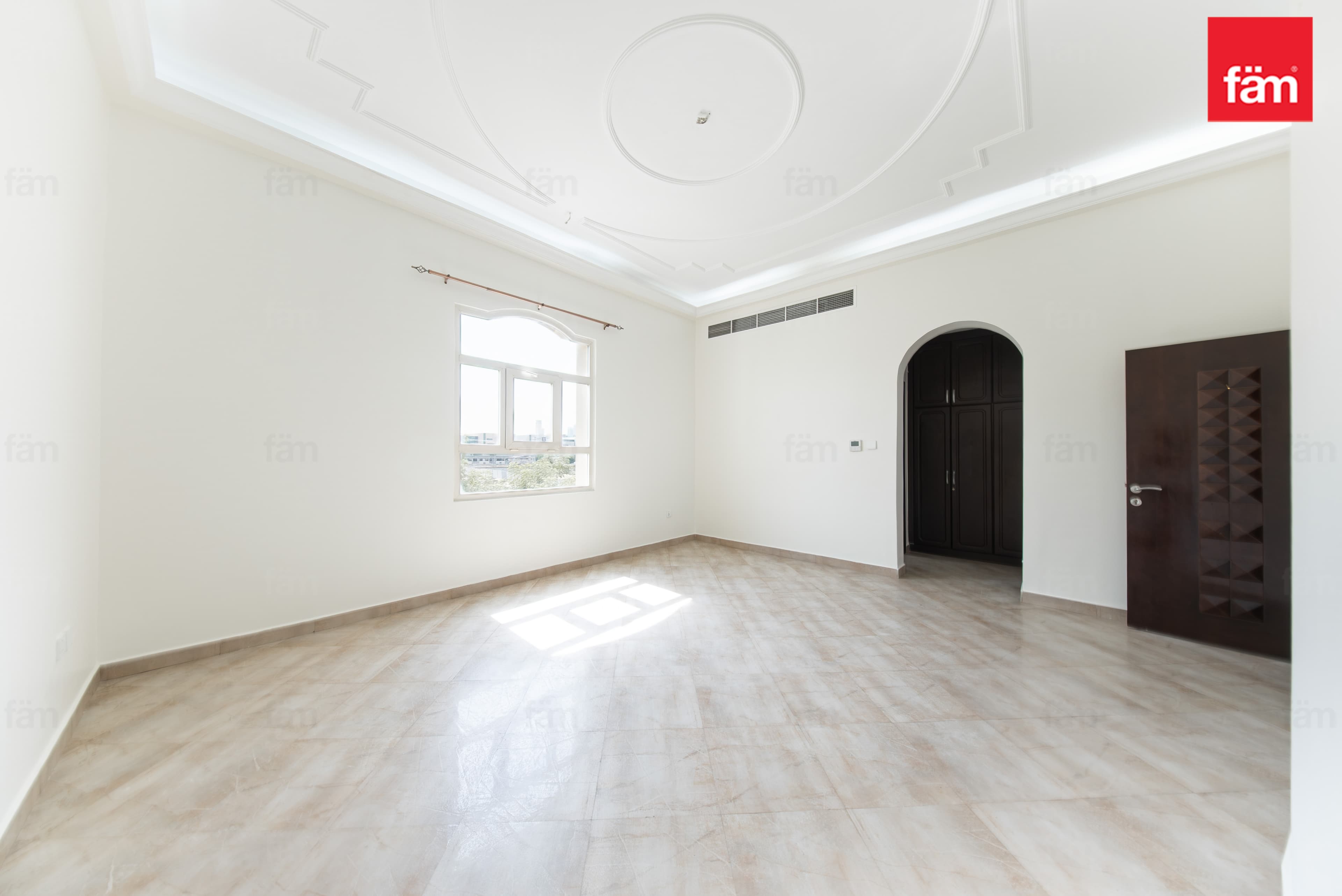 5 bedroom villa in Al Barsha South 1, photograph 3 of 20