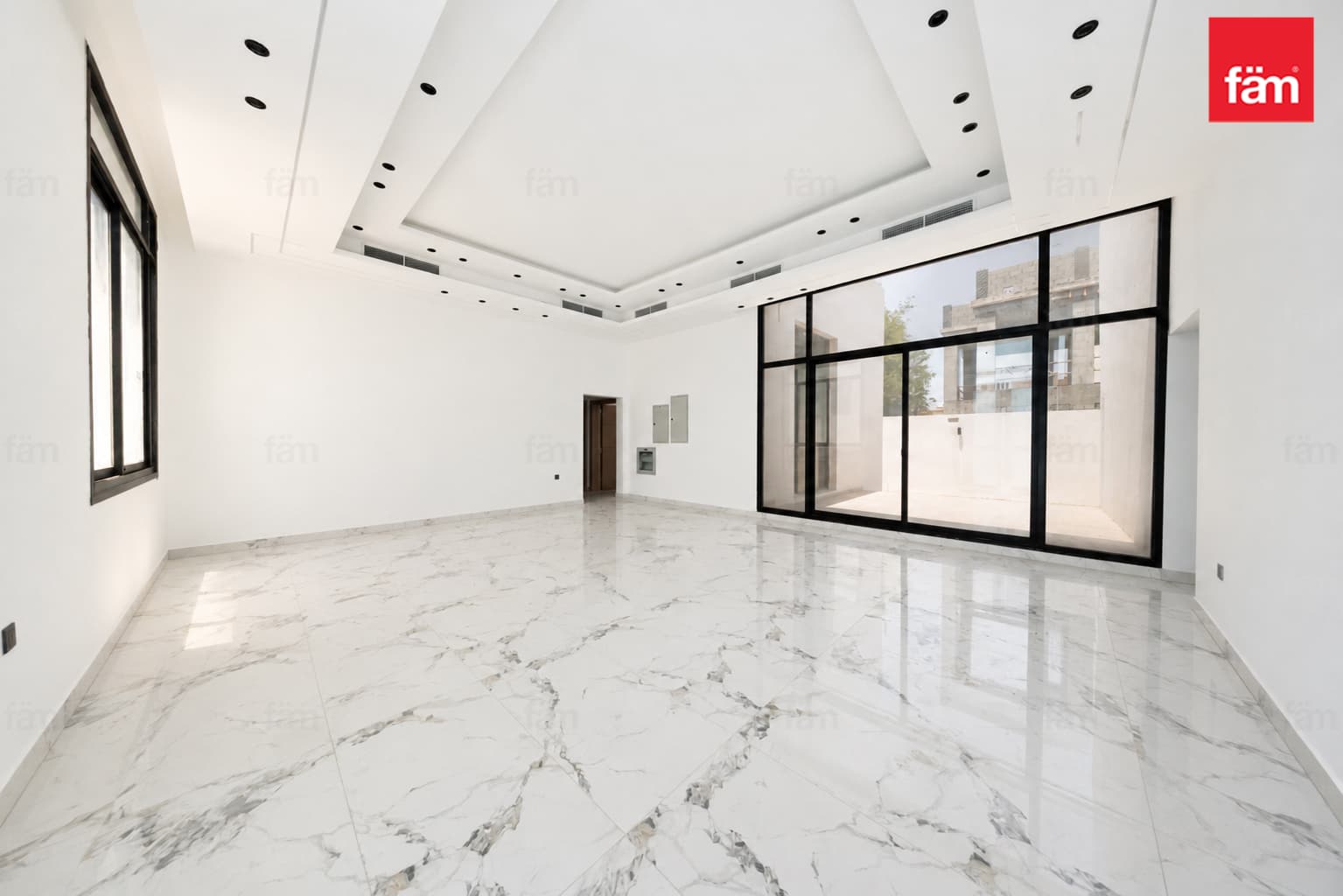 4 bedroom villa in Al Barsha South 2, photograph 2 of 20
