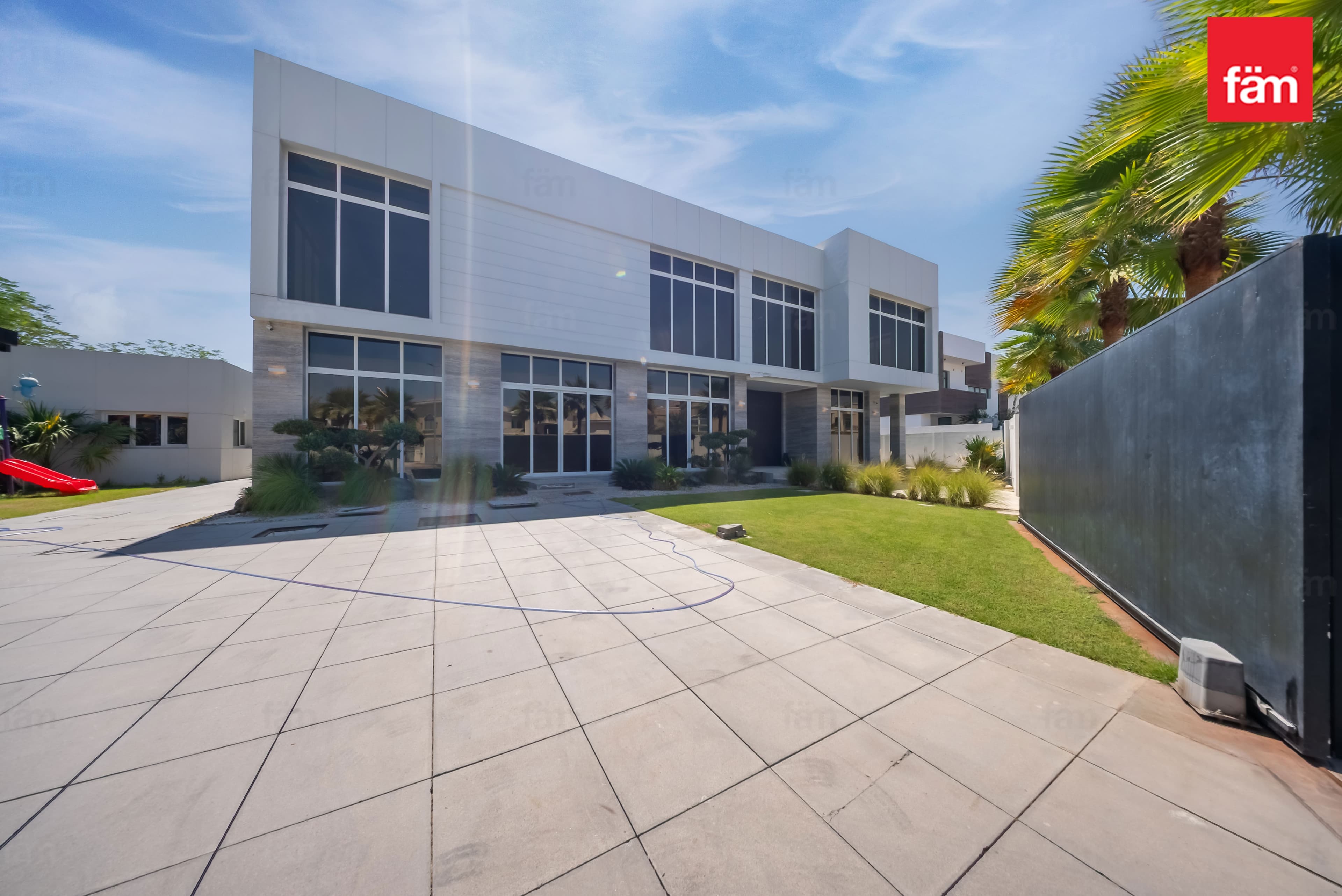 Modern Villa With Nearby Schools & Amenities