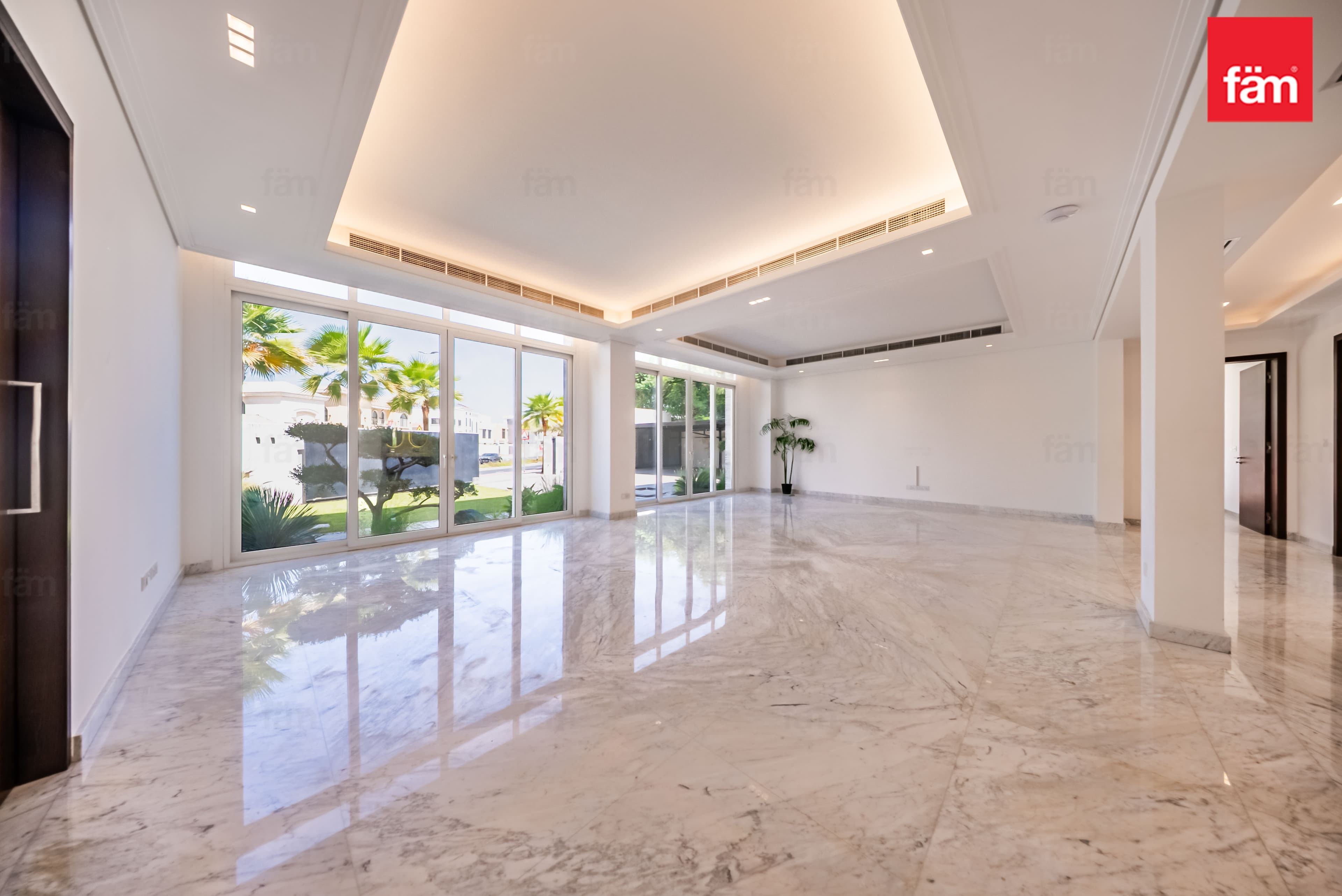 5 bedroom villa in Al Barsha South 2, photograph 2 of 20