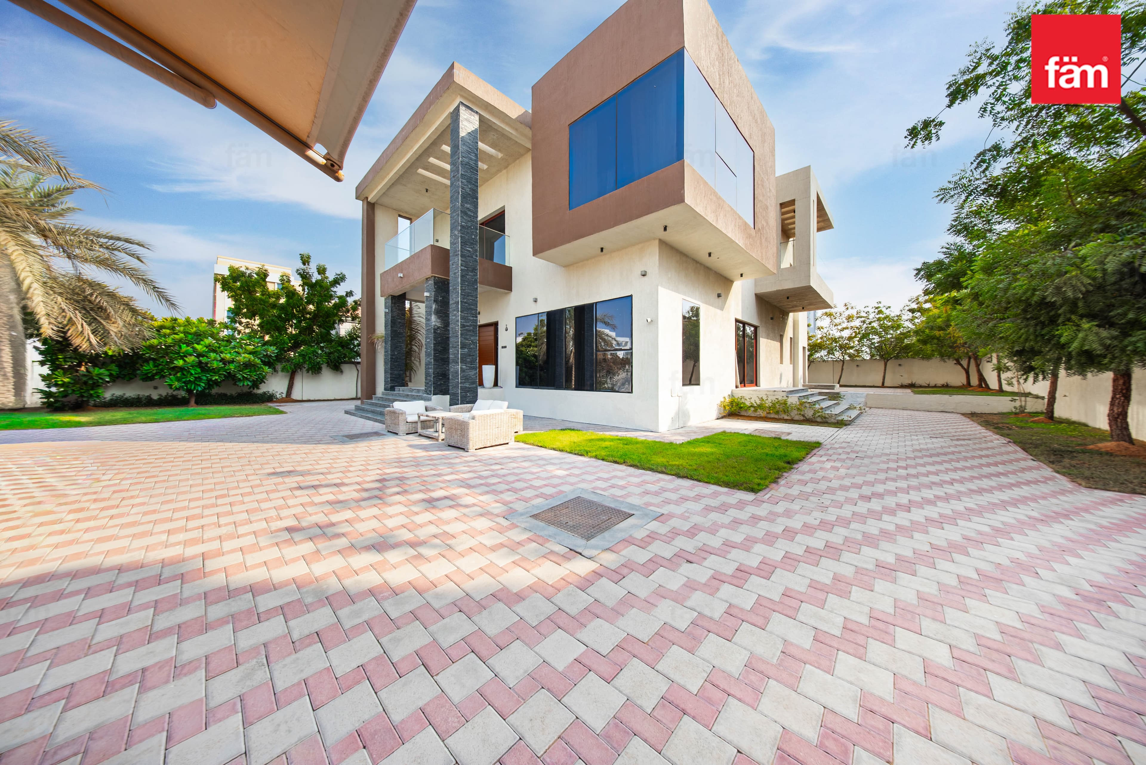 Modern Villa With Nearby Schools & Amenities