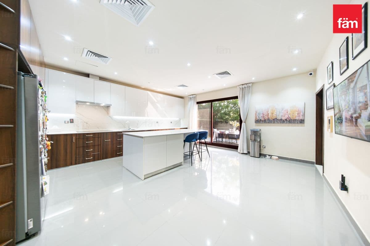 5 bedroom villa in Al Barsha South 2, photograph 2 of 20