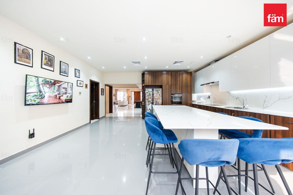 5 bedroom villa in Al Barsha South 2, photograph 5 of 20