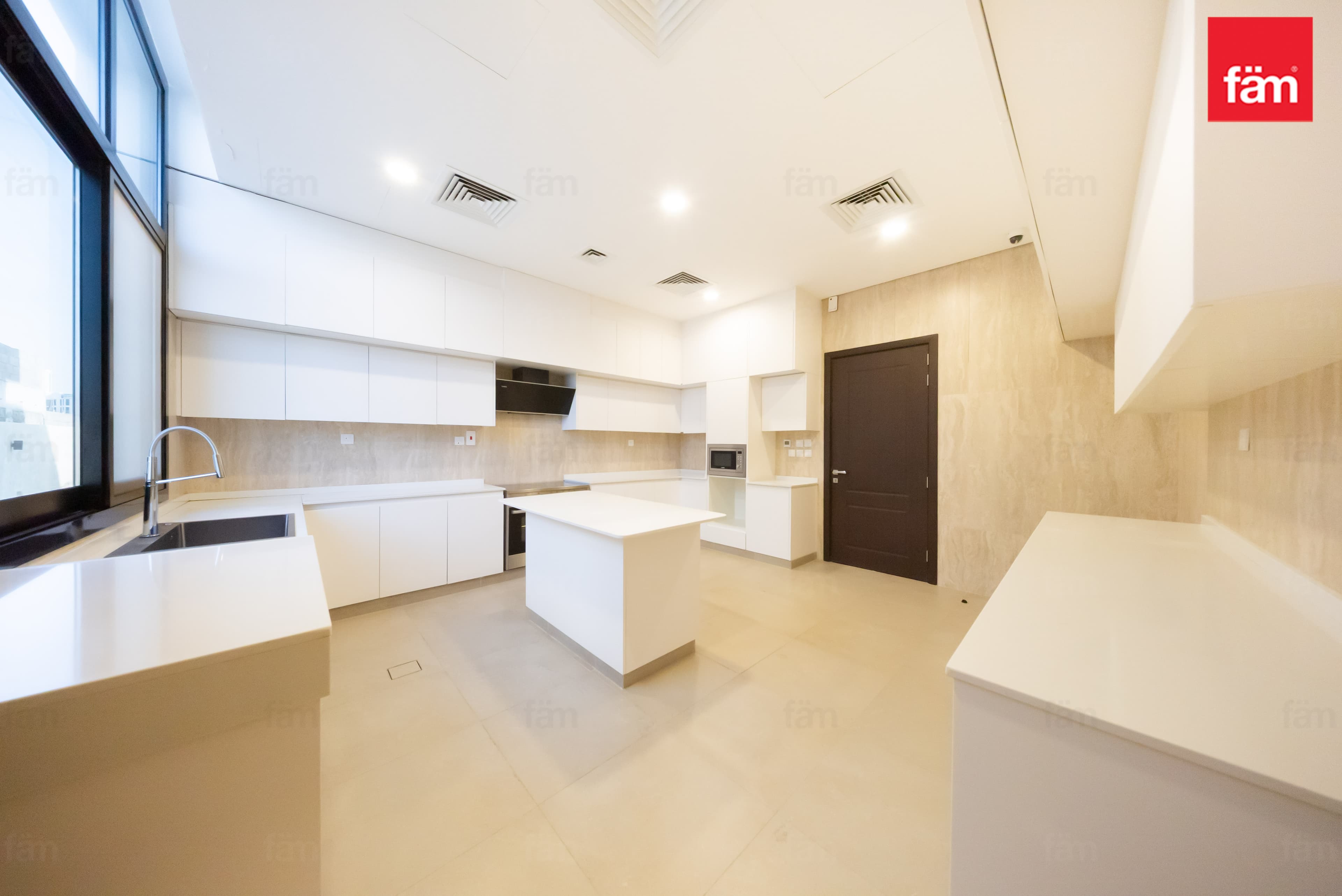 5 bedroom villa in Al Barsha South 2, photograph 9 of 19