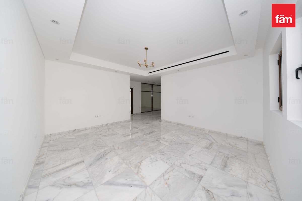 6 bedroom villa in Al Furjan West, photograph 2 of 20