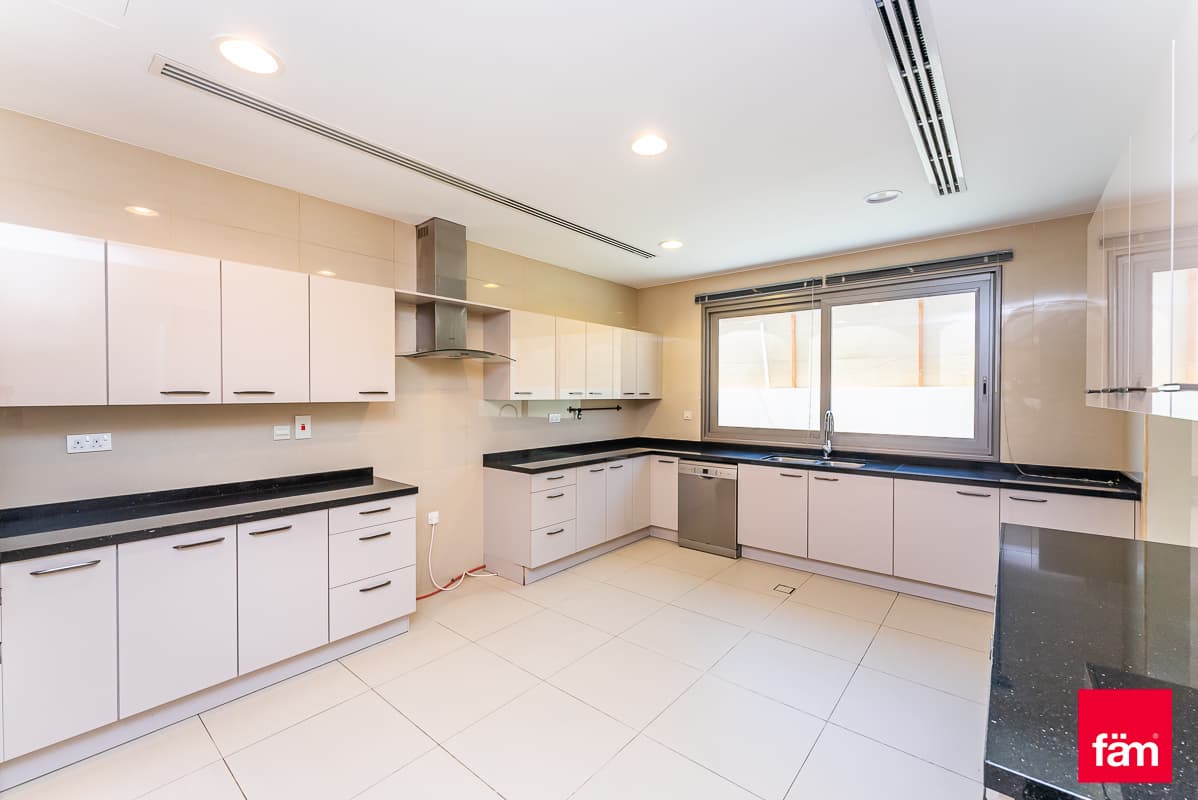6 bedroom villa in Al Furjan West, photograph 3 of 20