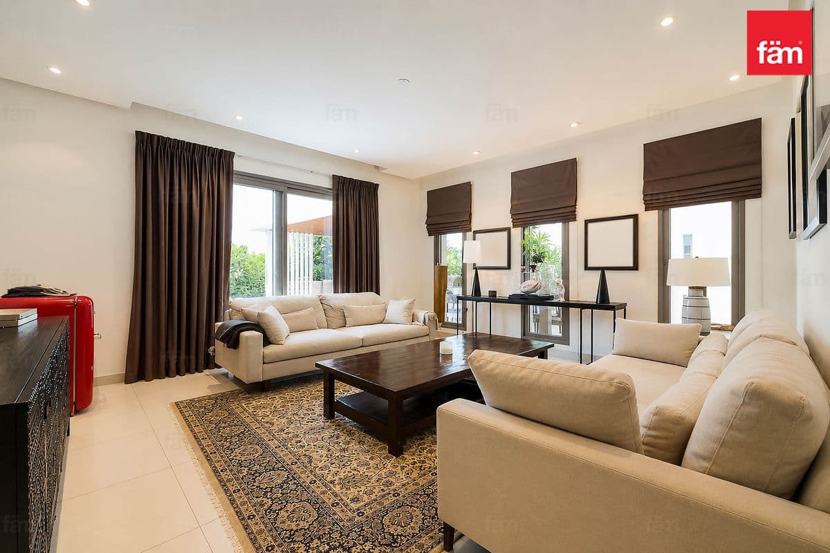 6 bedroom villa in Al Furjan West, photograph 3 of 20