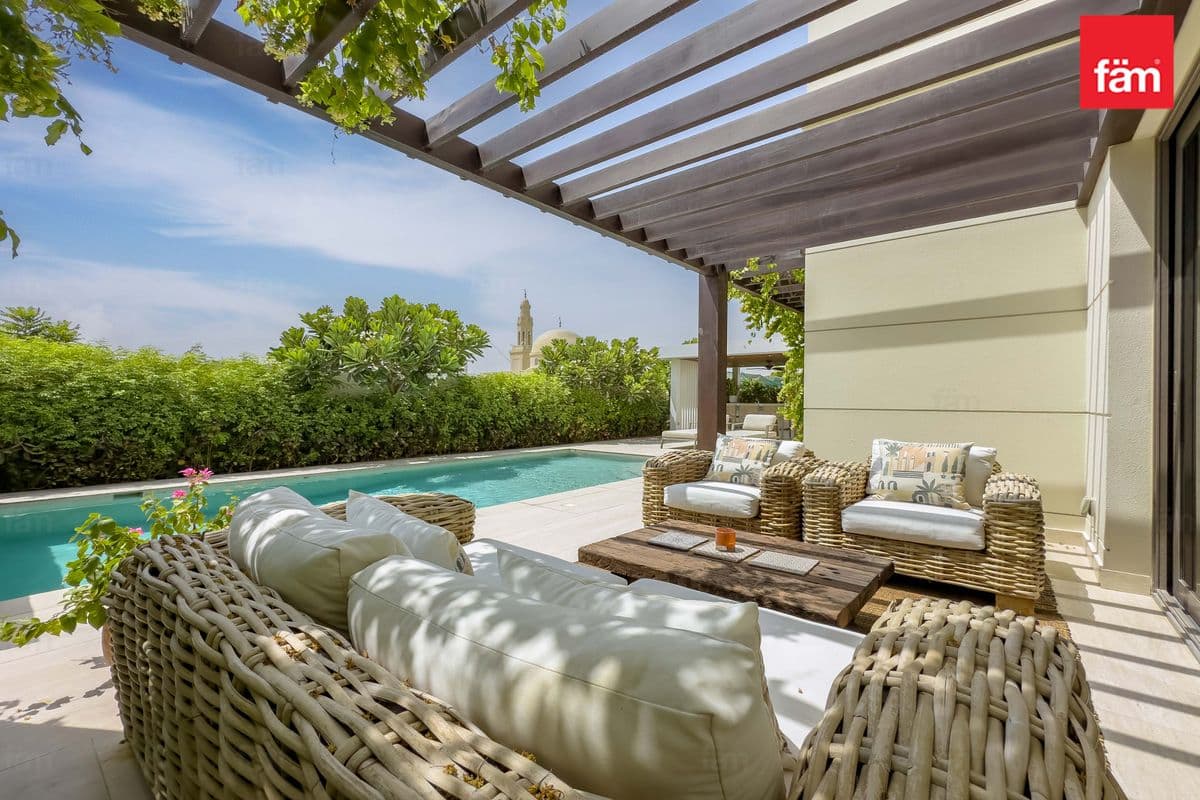 6 bedroom villa in Al Furjan West, photograph 1 of 20