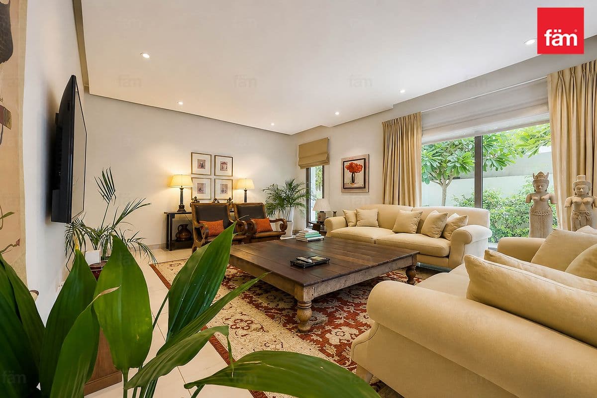 6 bedroom villa in Al Furjan West, photograph 2 of 20