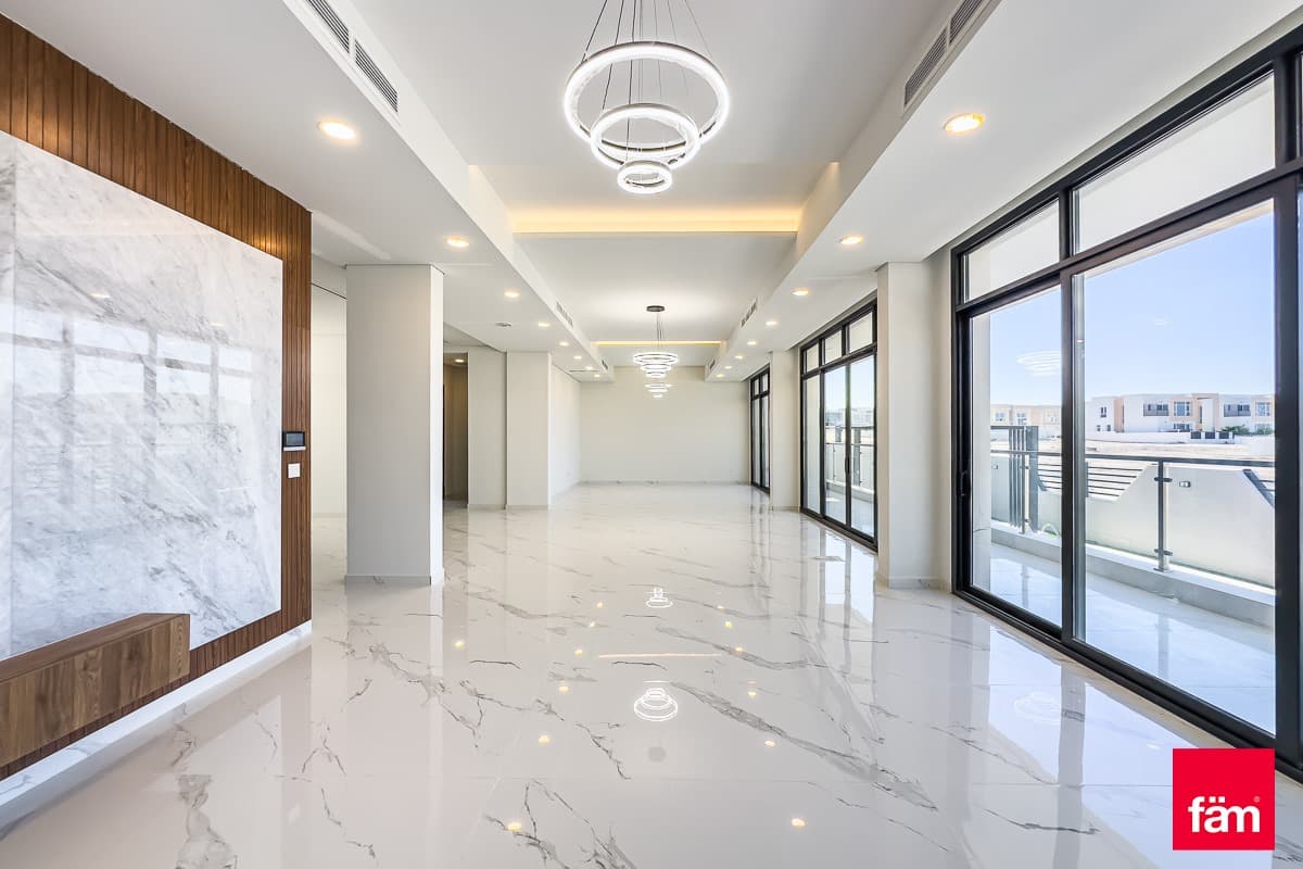 5 bedroom villa in Al Furjan West, photograph 1 of 20