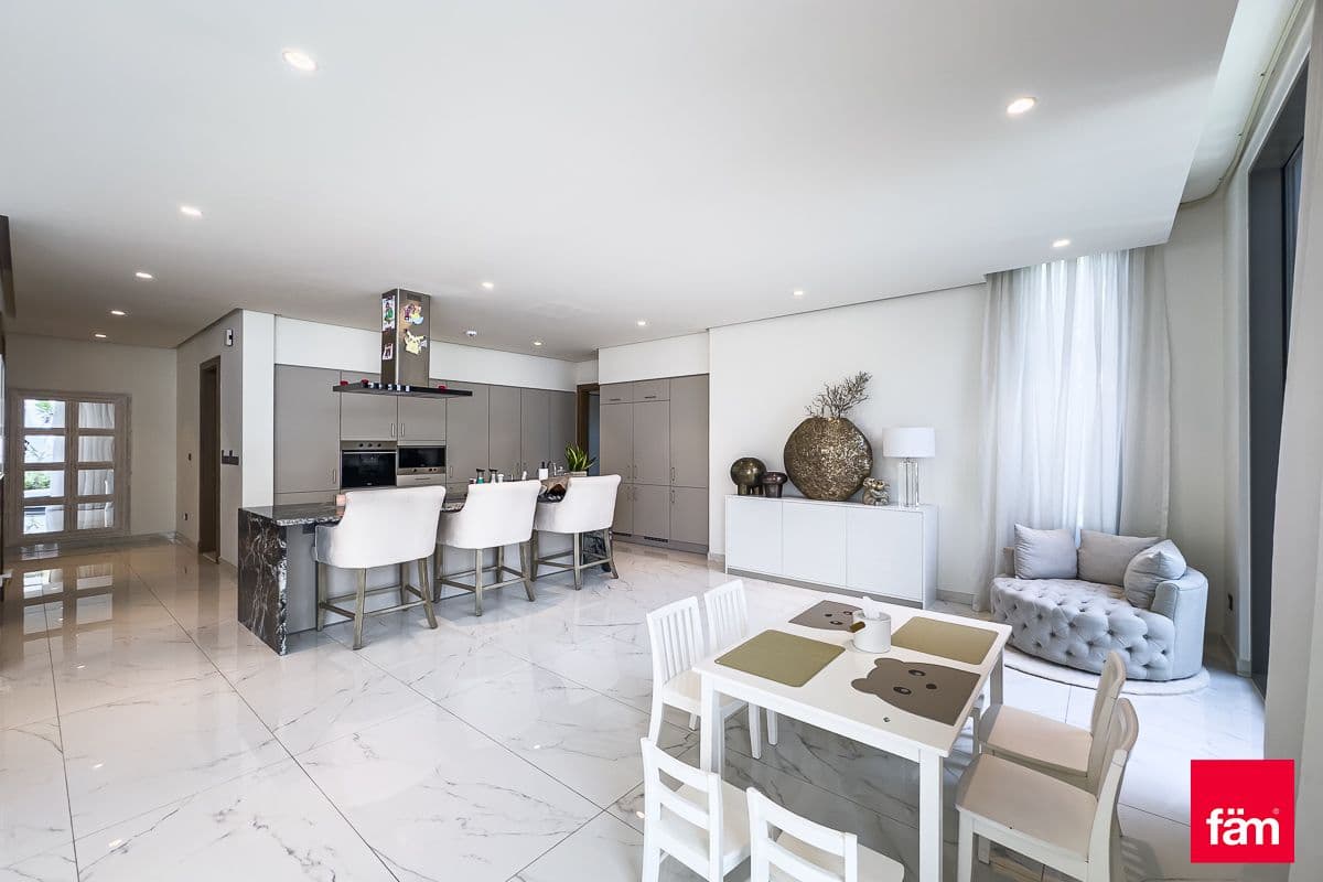 6 bedroom villa in Al Furjan West, photograph 2 of 20