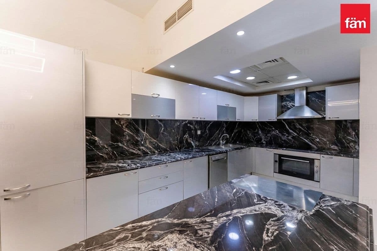 4 bedroom villa in Al Salam Townhouses, photograph 4 of 20