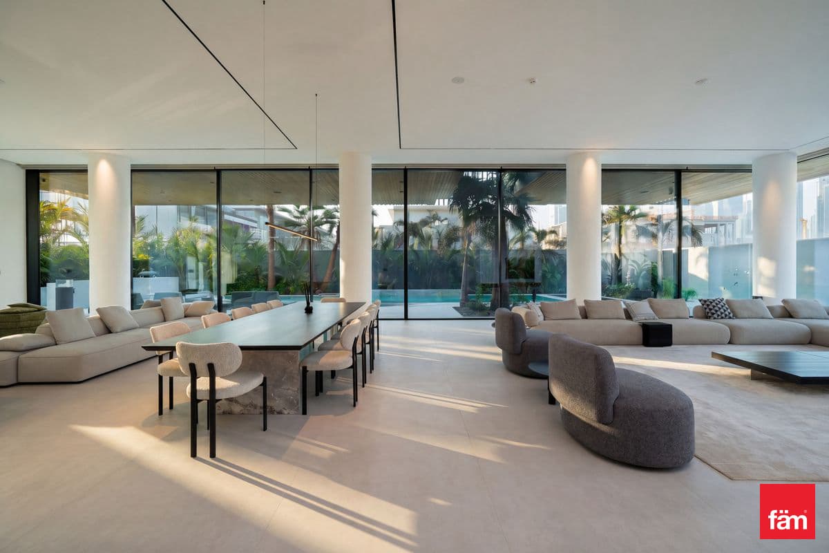 6 bedroom villa in Al Wasl Villas, photograph 2 of 20