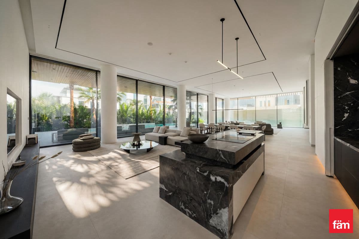 6 bedroom villa in Al Wasl Villas, photograph 3 of 20
