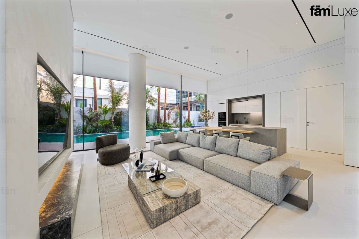 6 bedroom villa in Al Wasl Villas, photograph 2 of 20