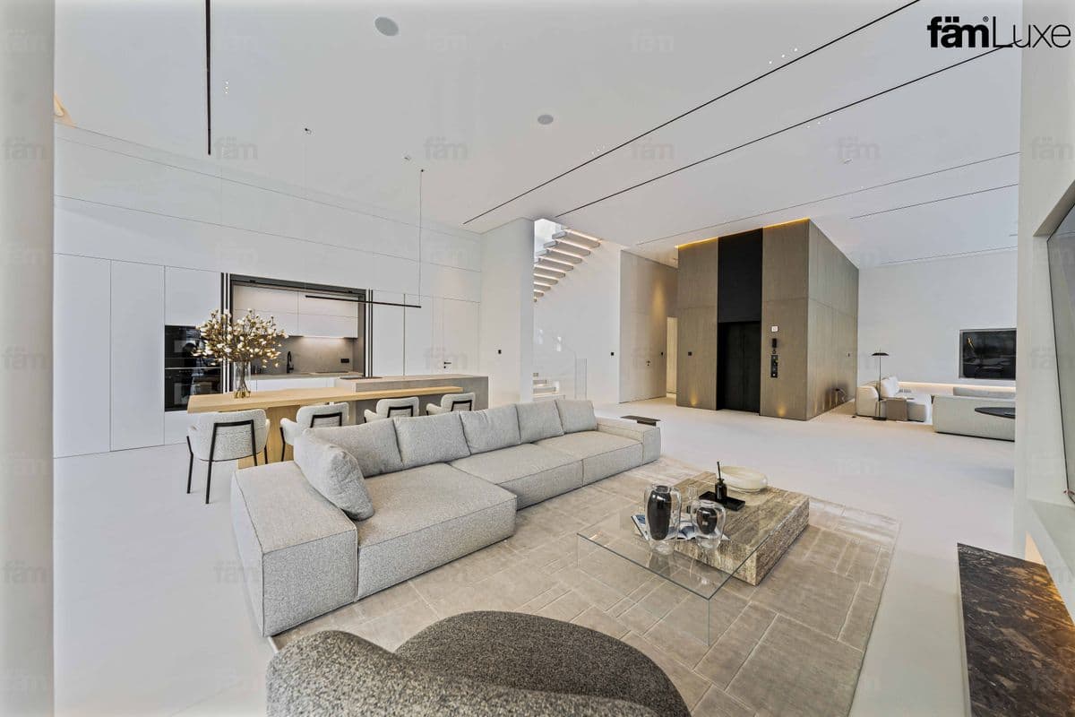6 bedroom villa in Al Wasl Villas, photograph 5 of 20