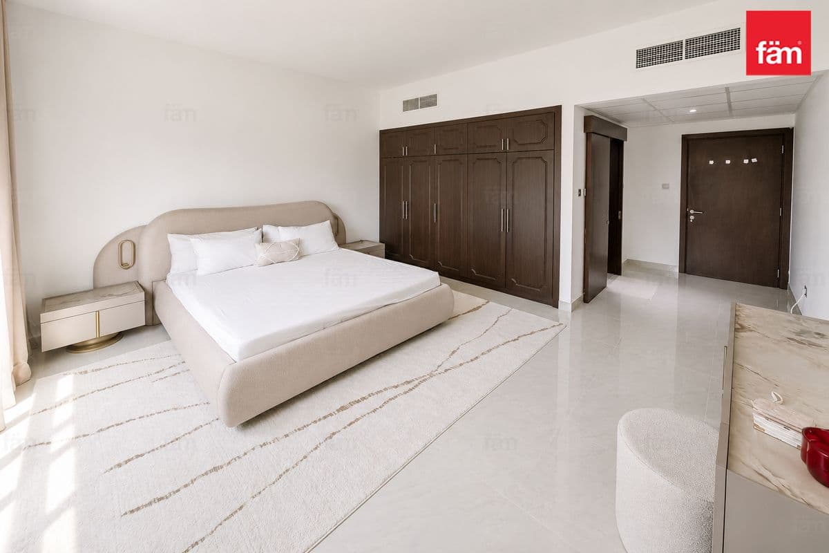 4 bedroom villa in Circle Villas, photograph 15 of 20