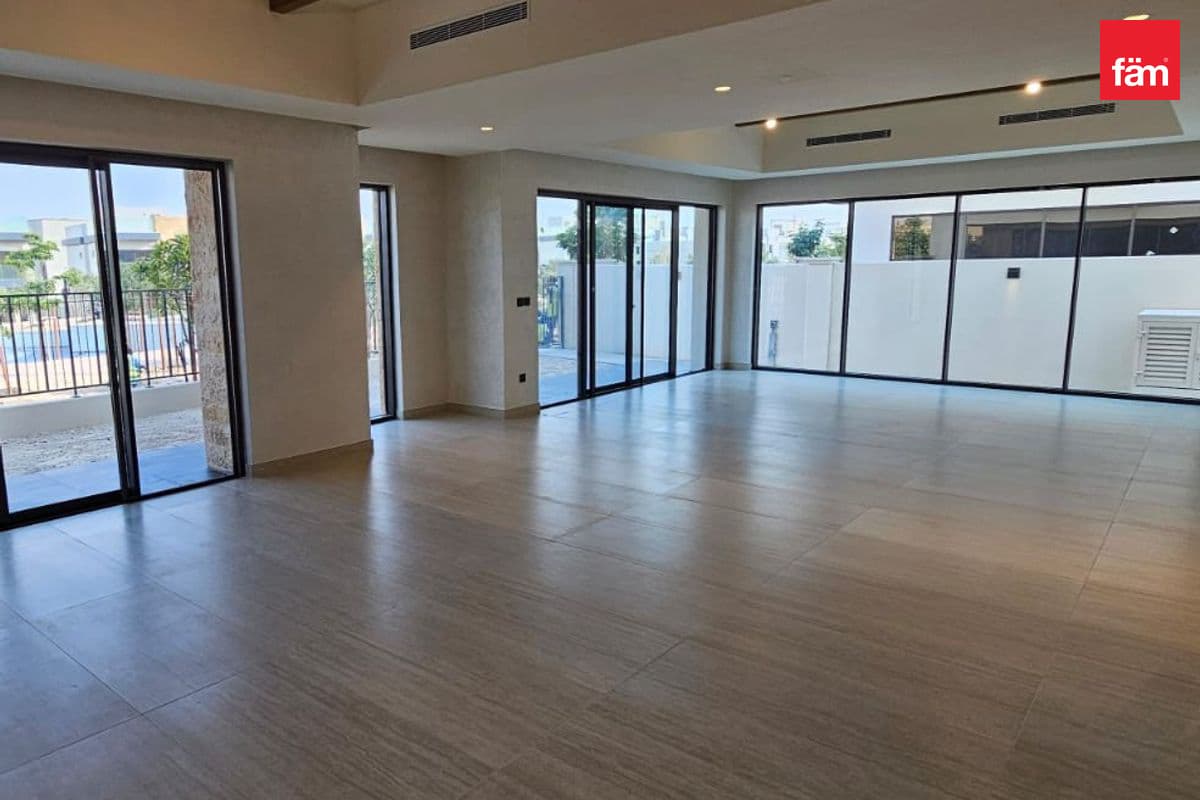 6 bedroom villa in DAMAC Lagoons Costa Brava 1, photograph 2 of 15