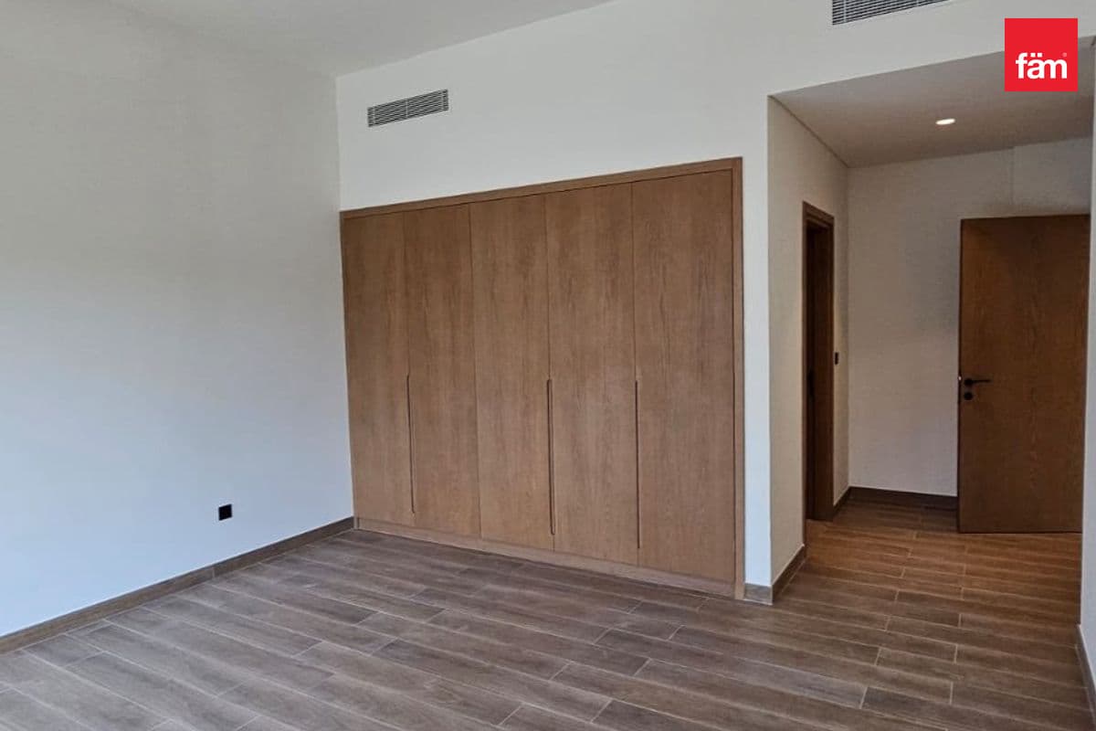 6 bedroom villa in DAMAC Lagoons Costa Brava 1, photograph 13 of 15