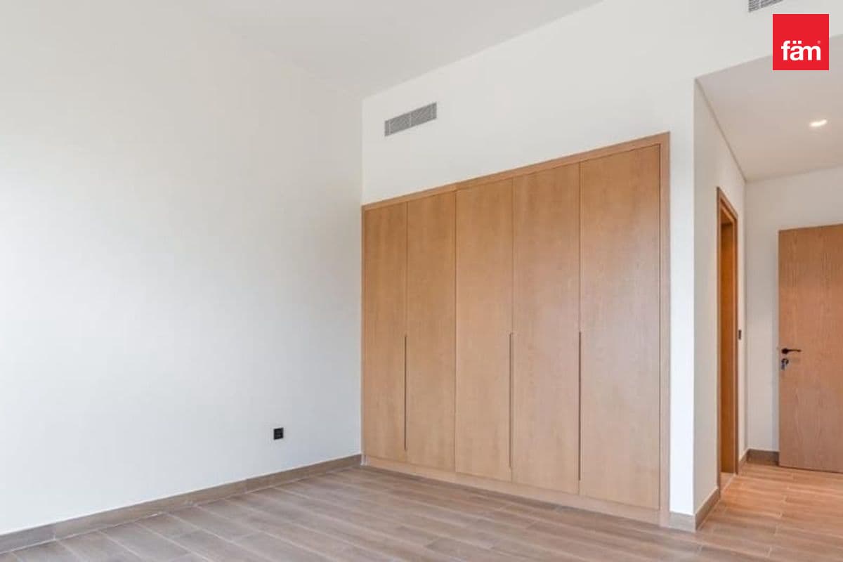 6 bedroom villa in DAMAC Lagoons Costa Brava 1, photograph 2 of 18
