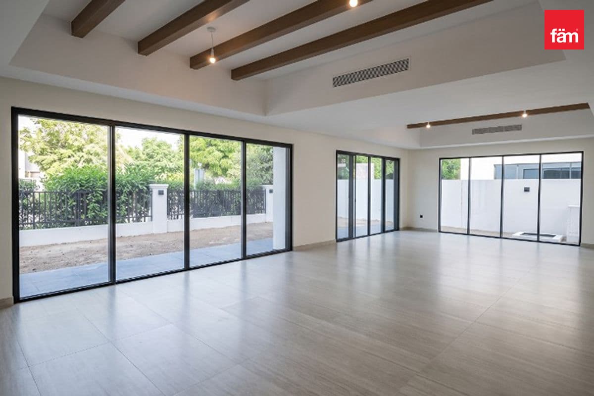 6 bedroom villa in DAMAC Lagoons Santorini 3, photograph 1 of 14