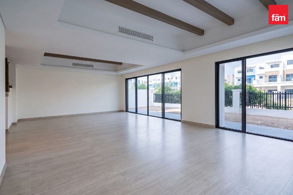 6 bedroom villa in DAMAC Lagoons Santorini 3, photograph 4 of 14