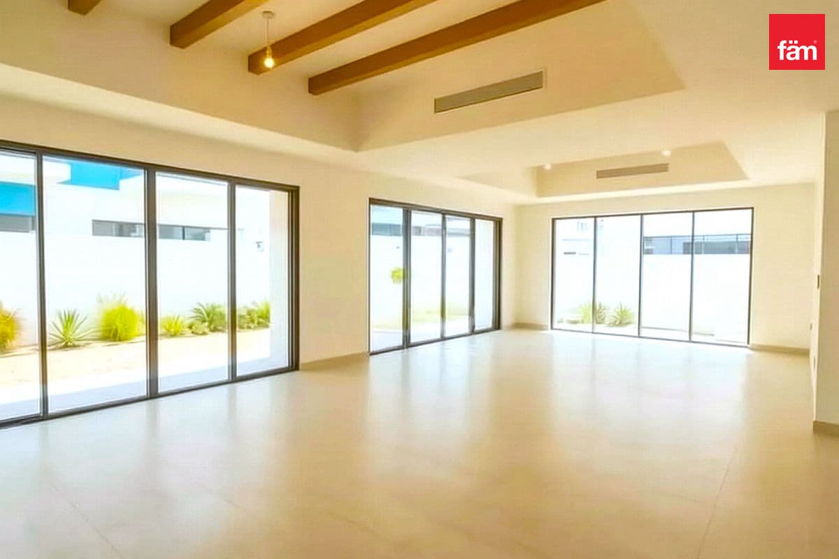 6 bedroom villa in DAMAC Lagoons Santorini 3, photograph 2 of 19