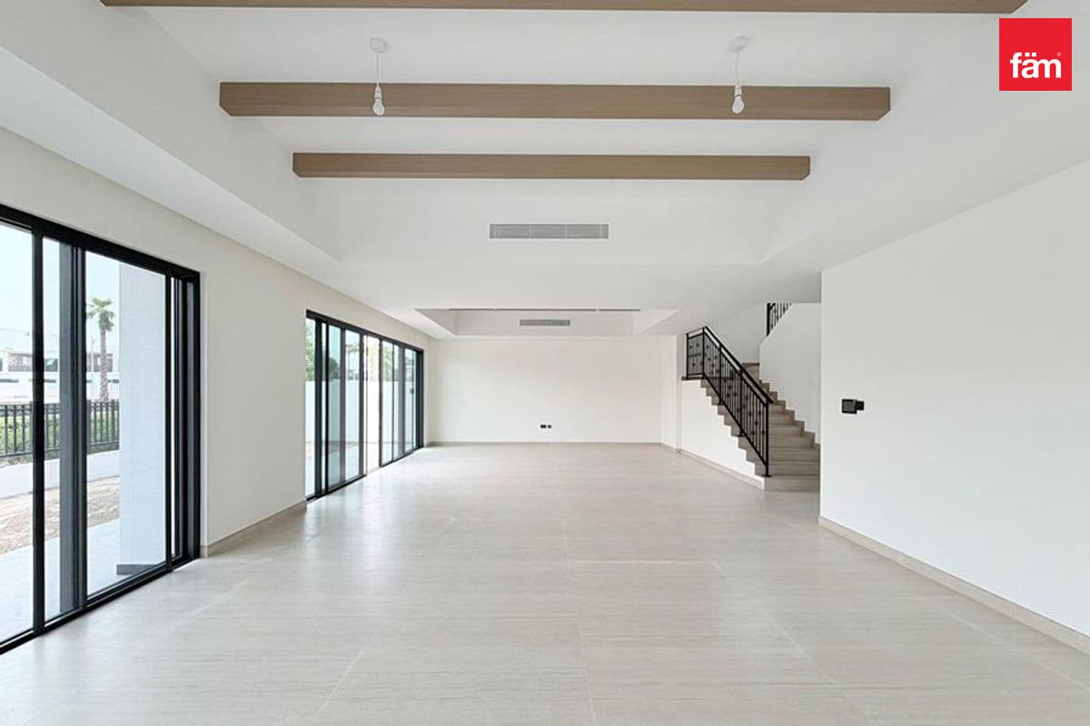 6 bedroom villa in DAMAC Lagoons Santorini 3, photograph 2 of 16