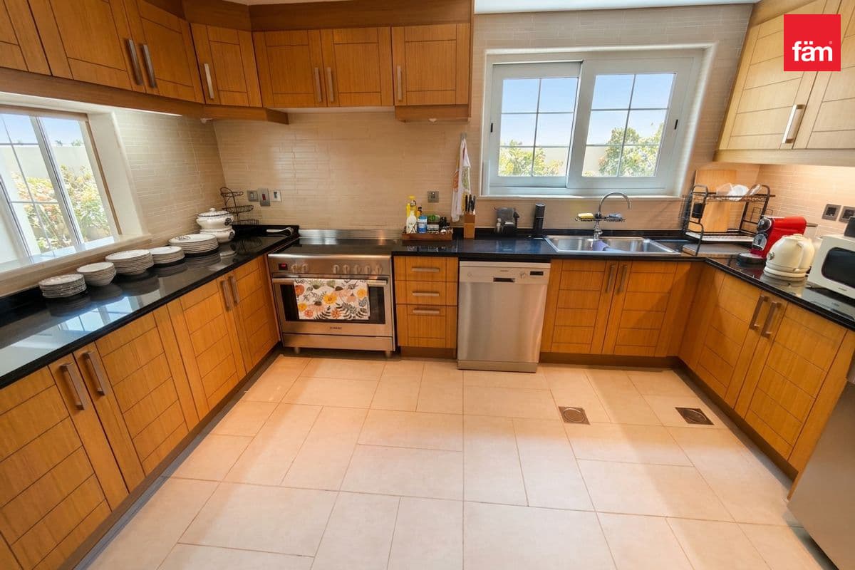 5 bedroom villa in District 2 - Jumeirah Park, photograph 10 of 20