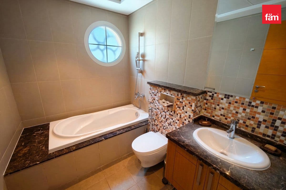 5 bedroom villa in District 2 - Jumeirah Park, photograph 17 of 20