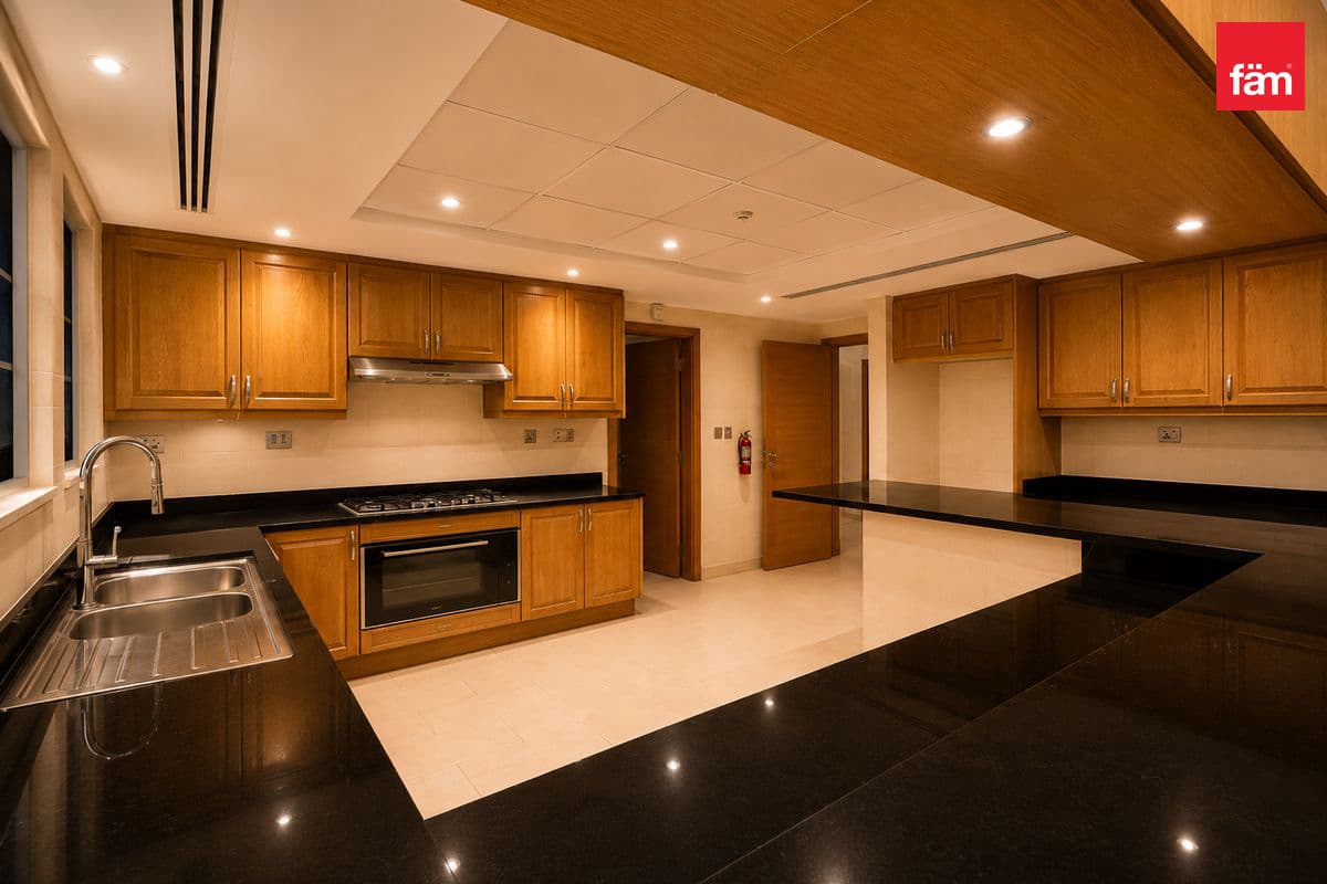 4 bedroom villa in District 4, photograph 3 of 20