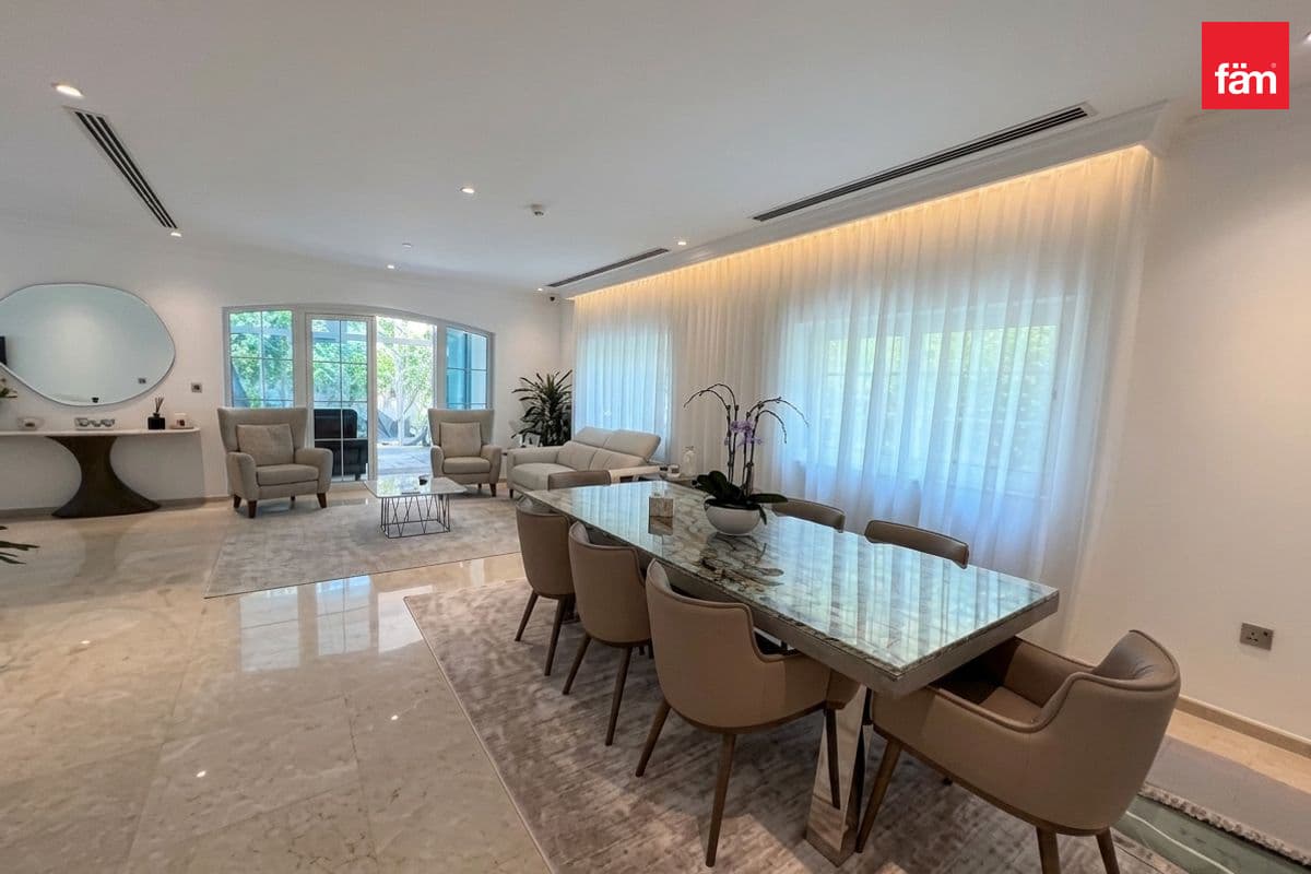 4 bedroom villa in District 7, photograph 2 of 20