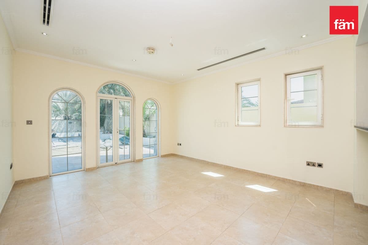 3 bedroom villa in District 8, photograph 3 of 13