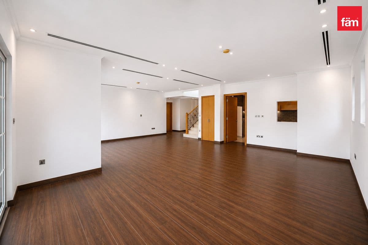 4 bedroom villa in District 8, photograph 3 of 17