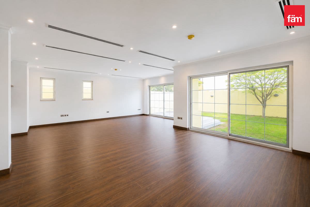 4 bedroom villa in District 8, photograph 2 of 17