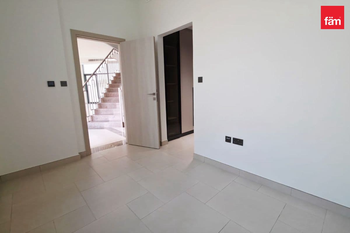 5 bedroom villa in Dubai Investment Park Phase 1, photograph 13 of 15