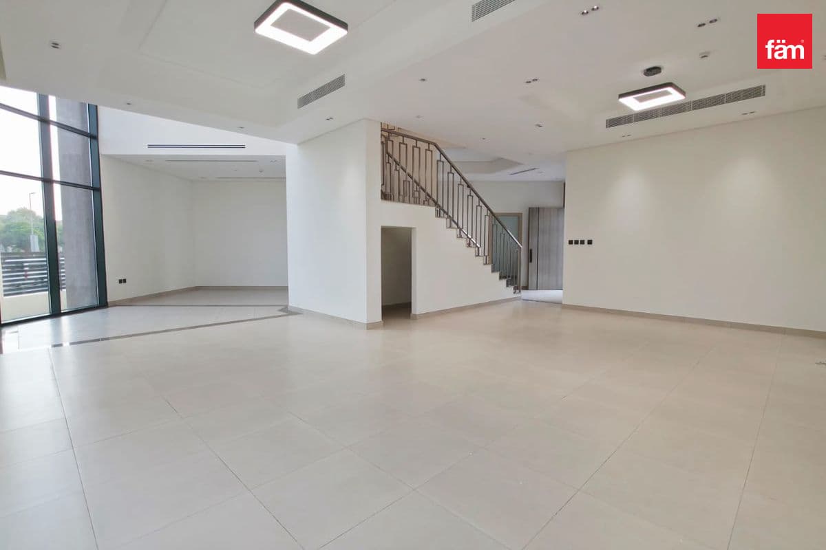 5 bedroom villa in Dubai Investment Park Phase 1, photograph 1 of 15