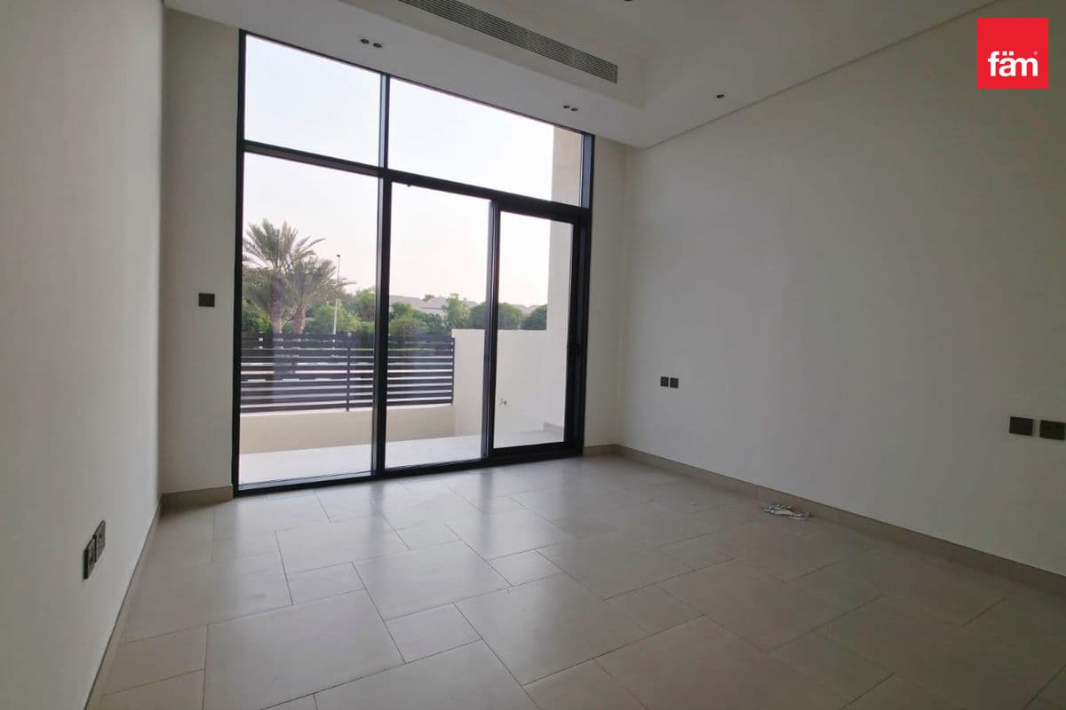 5 bedroom villa in Dubai Investment Park Phase 1, photograph 8 of 15