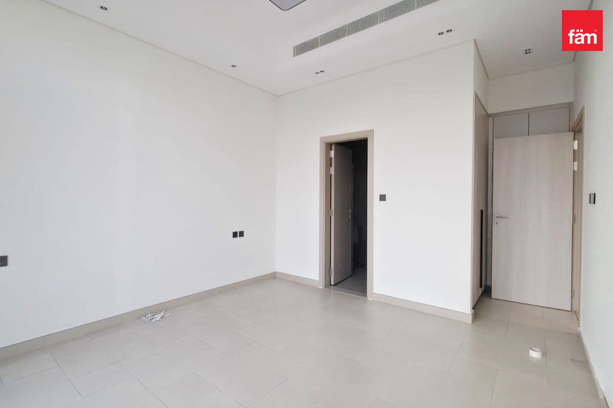 5 bedroom villa in Dubai Investment Park Phase 1, photograph 14 of 15