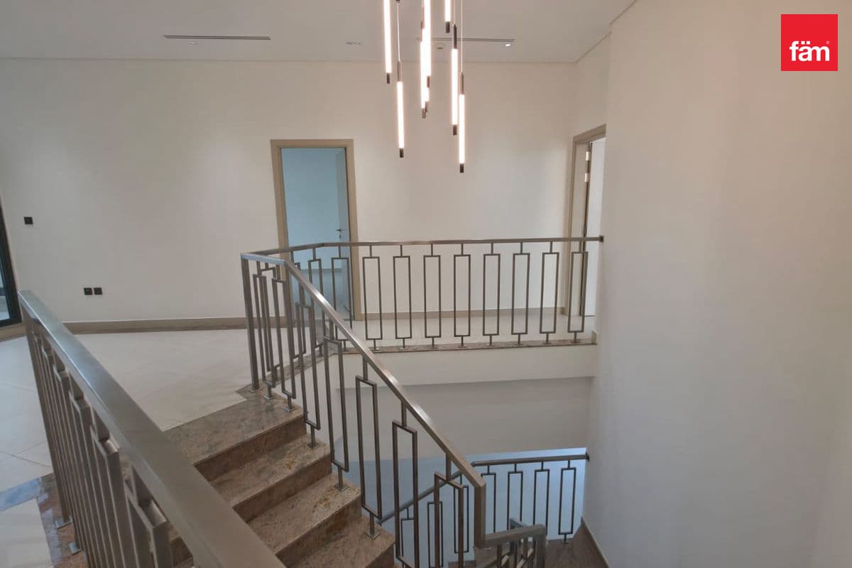 5 bedroom villa in Dubai Investment Park Phase 1, photograph 4 of 15