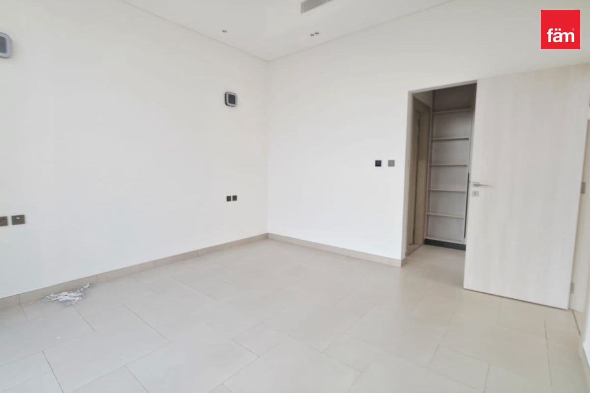 5 bedroom villa in Dubai Investment Park Phase 1, photograph 5 of 15