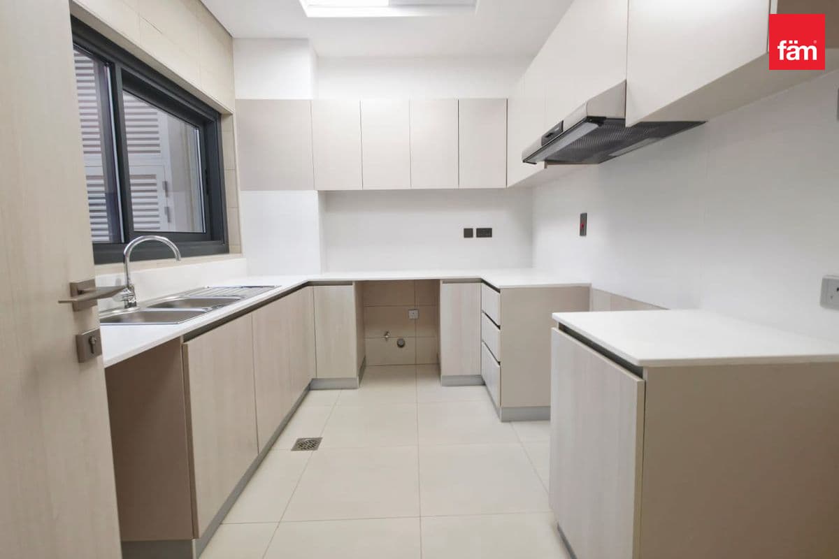 5 bedroom villa in Dubai Investment Park Phase 1, photograph 10 of 19