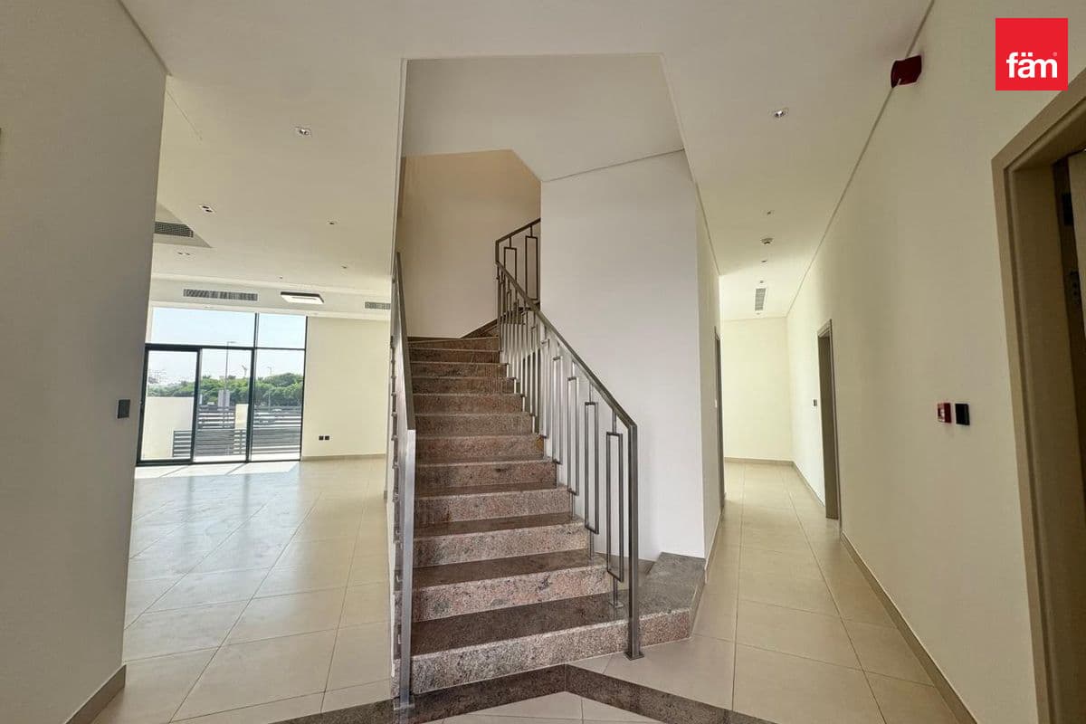 5 bedroom villa in Dubai Investment Park Phase 1, photograph 15 of 19
